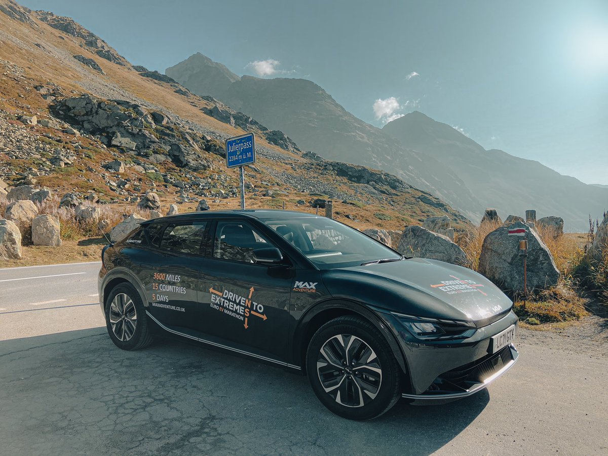 driventoextreme's tweet photo. Another great day as we continue our 3500-mile drive, visiting 15 countries in just five days - but the trip up to the Julier Pass was a probably the highlight. #KiaEV6 #MovementThatInspires #Kia
#DrivenToExtremes #EuroEVMarathon https://t.co/zzDhAR4UV0