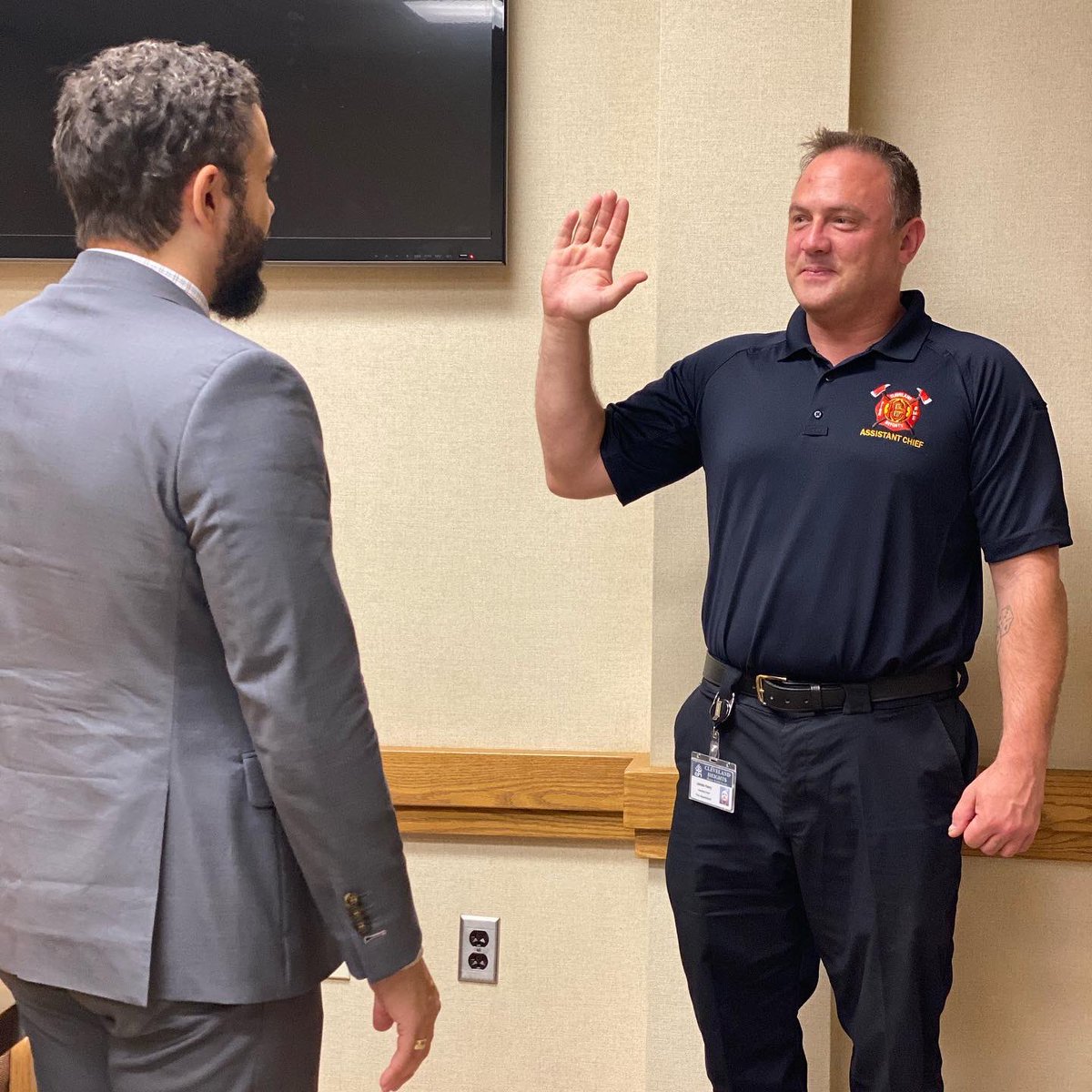 ClvHtsGov's tweet photo. Today, Mayor @kahlilseren had the pleasure of swearing in James Harry as the Cleveland Heights Fire Department interim Chief. Harry was the Mayor’s choice for his recent promotion to Assistant Chief. Welcome, Chief Harry! 👨🚒
#chfd #interimchief #clevelandheights https://t.co/rEtW5sP3D2
