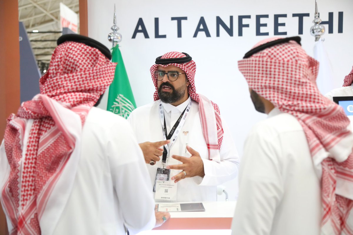 Altanfeethi's tweet photo. في أولى أيام معرض @HotelShowKSA
 #شركة_التنفيذي تستعرض للضيوف خدمات الضيافة الفاخرة المقدمة في صالاتها التنفيذية بمختلف مطارات المملكة وأبرز الخدمات لكبار الشخصيات. https://t.co/mq2mzmvwro