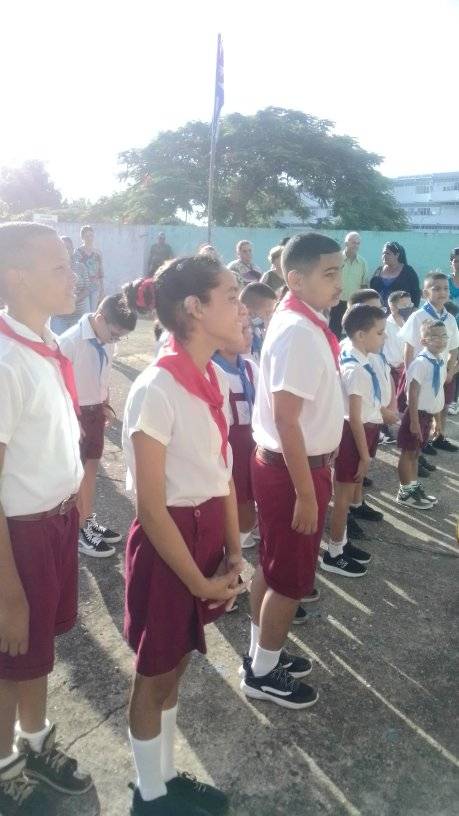 pinar_ee's tweet photo. Un amanecer distinto para todos nuestros Pioneros se visten de gala para dar  reinicio al curso escolar.
#Cuba #CubaViveEnSuHistoria #CubaViveYTrabaja
#CubaMined #PinardelRío https://t.co/fo04Dvu6xO