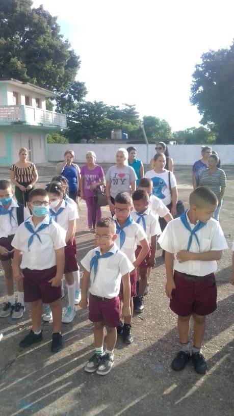 pinar_ee's tweet photo. Un amanecer distinto para todos nuestros Pioneros se visten de gala para dar  reinicio al curso escolar.
#Cuba #CubaViveEnSuHistoria #CubaViveYTrabaja
#CubaMined #PinardelRío https://t.co/fo04Dvu6xO
