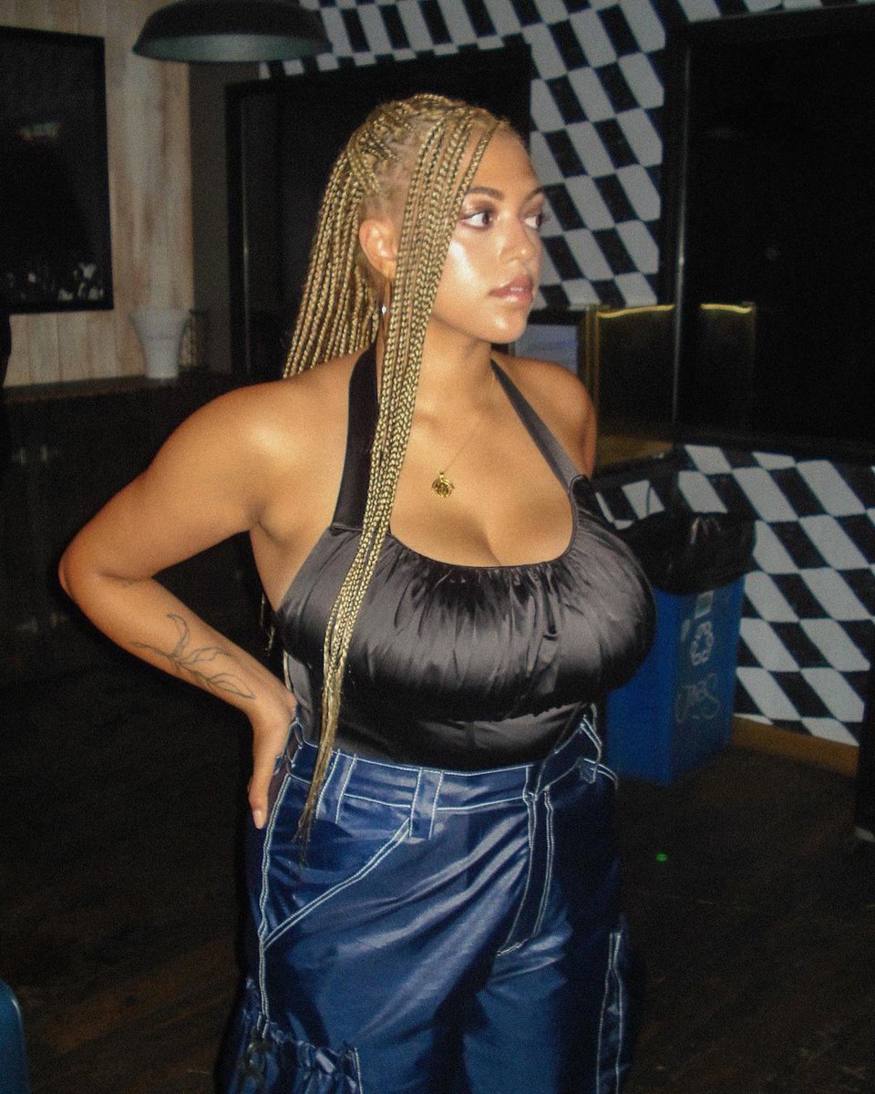 mahalia's tweet photo. LA tonight 🛸
it’s been 3 years of ‘love and compromise’ and 3 years since I was last here singing all of these songs with you. i can’t wait to see you all again. it’s a celebration tonight 🤍

you can find the final tickets here https://t.co/tnRBkwQX1T https://t.co/hgjys1qFrt
