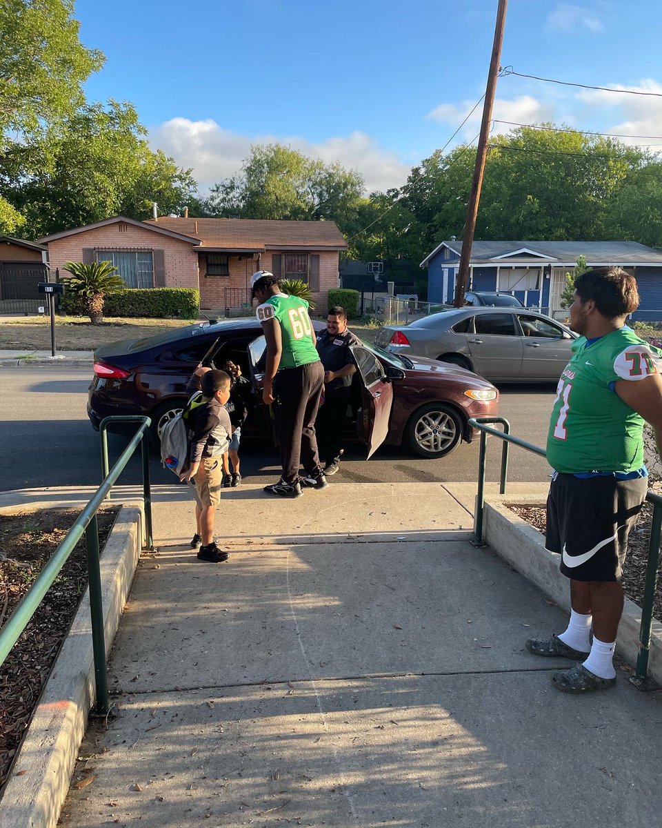 SAISDSamHouston's tweet photo. Our Mighty Hurricane Football Players were with the Cameron Scotties and Gates Pony this morning, welcoming them to school and wishing them an amazing week! We LOVE our FEEDER SCHOOLS! ππ§‘ππ€ππ #prideoftheeastside #futurehurricanes https://t.co/BCxXkFp79u