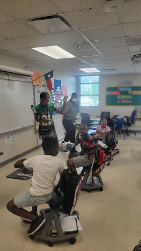 SAISDSamHouston's tweet photo. Our Mighty Hurricane Football Players were with the Cameron Scotties and Gates Pony this morning, welcoming them to school and wishing them an amazing week! We LOVE our FEEDER SCHOOLS! ππ§‘ππ€ππ #prideoftheeastside #futurehurricanes https://t.co/BCxXkFp79u