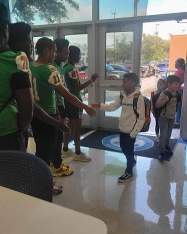 SAISDSamHouston's tweet photo. Our Mighty Hurricane Football Players were with the Cameron Scotties and Gates Pony this morning, welcoming them to school and wishing them an amazing week! We LOVE our FEEDER SCHOOLS! ππ§‘ππ€ππ #prideoftheeastside #futurehurricanes https://t.co/BCxXkFp79u