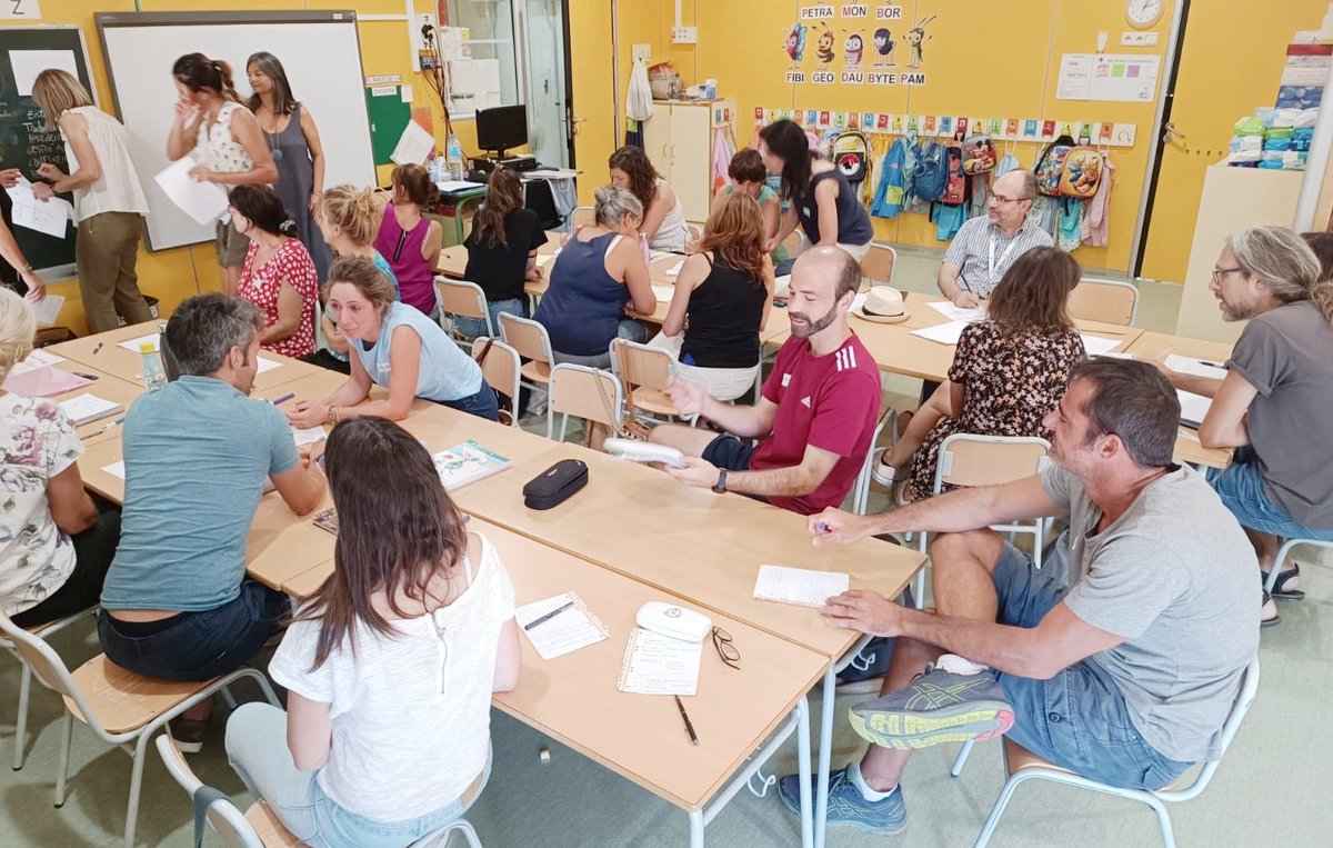 escolalesfonts's tweet photo. Avui l'equip de mestres de l'@escolalesfonts d'#Argentona  hem realitzat la formació "Team Building / #Ubuntu" amb la psicoterapeuta i psicòloga Maite Durán @maiteduranf. Eines per enfortir la nostra tasca docent i el treball en equip.🌱 https://t.co/jabnVdKOnS