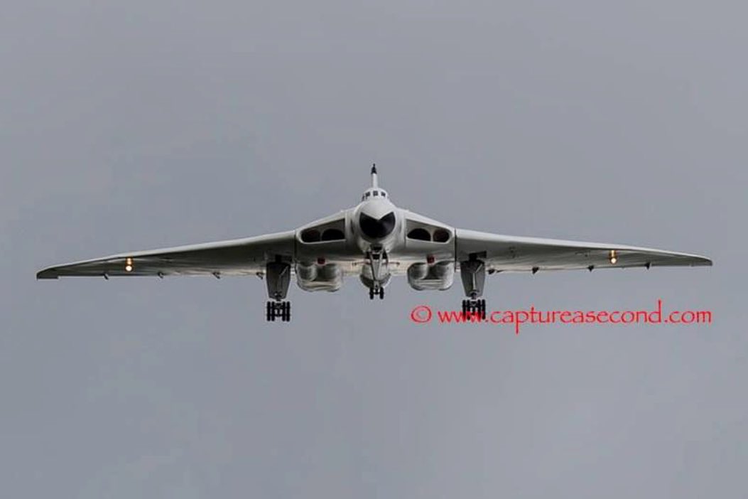 captureasecond's tweet photo. Vulcan XH558 RC model. #raf #royalairforce #avro #vulcan #xh558 #aviation #historical #flight #vintage #military #mil #triangle #militarylife #jet #aircraft #aeroplane #noordinaryjob #aviation #avgeek #captureasecond https://t.co/pcCABSmssN