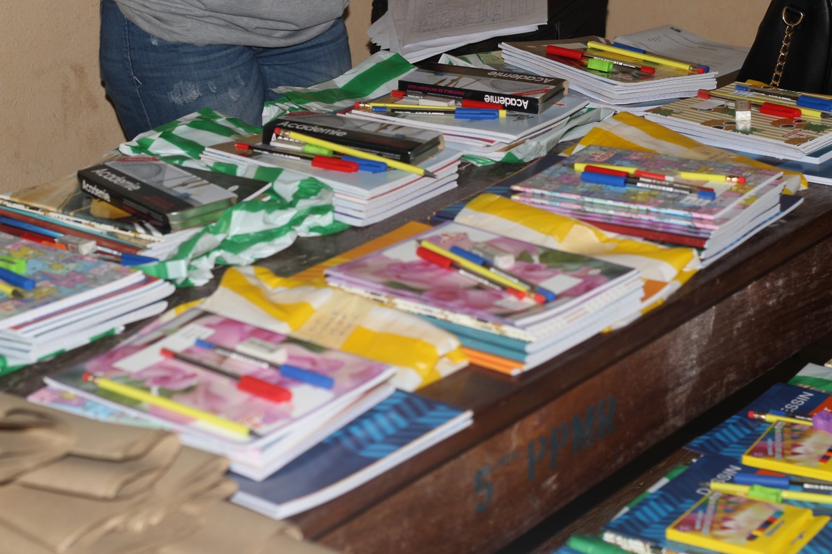 L’association humanitaire Voyages et Actions Togo (Va-Togo) a offert des kits scolaires à une vingtaine d’élèves sélectionnés avec l’appui du comité villageois de développement (CVD) d’Agou Atigbe Abayeme compte tenu de leur situation sociale.  va-togo.org