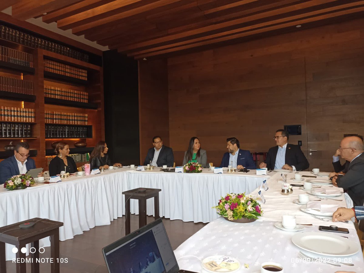 raroma47's tweet photo. Con la grata presencia de nuestro presidente Nacional @JACentenoR , participo en la reunión del @SectorAlimentos que preside mi amiga @marce_mtzp . Nuestro invitado de hoy @DavidPreze con una estupenda presentación.  Enhorabuena David por tu apertura. 👏👏 https://t.co/QBrTTg8ztZ