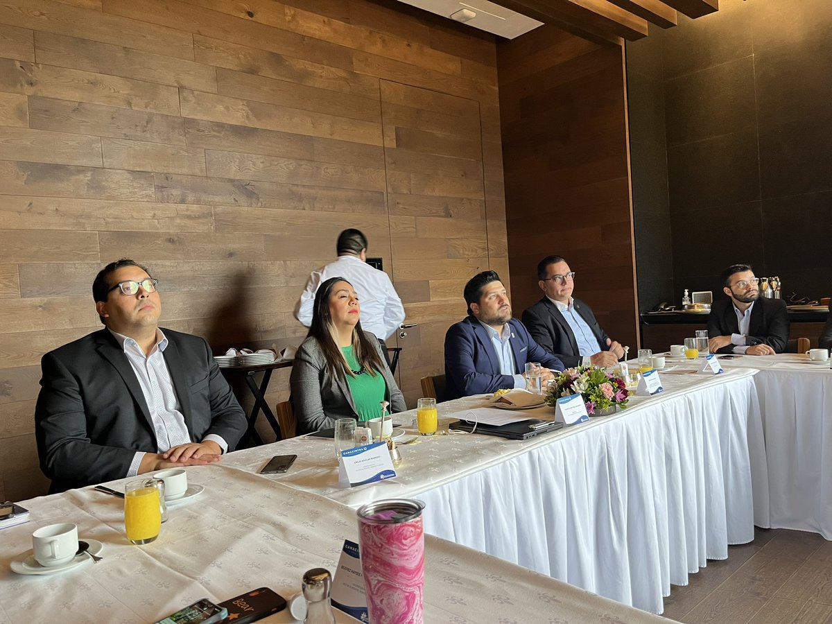 raroma47's tweet photo. Con la grata presencia de nuestro presidente Nacional @JACentenoR , participo en la reunión del @SectorAlimentos que preside mi amiga @marce_mtzp . Nuestro invitado de hoy @DavidPreze con una estupenda presentación.  Enhorabuena David por tu apertura. 👏👏 https://t.co/QBrTTg8ztZ