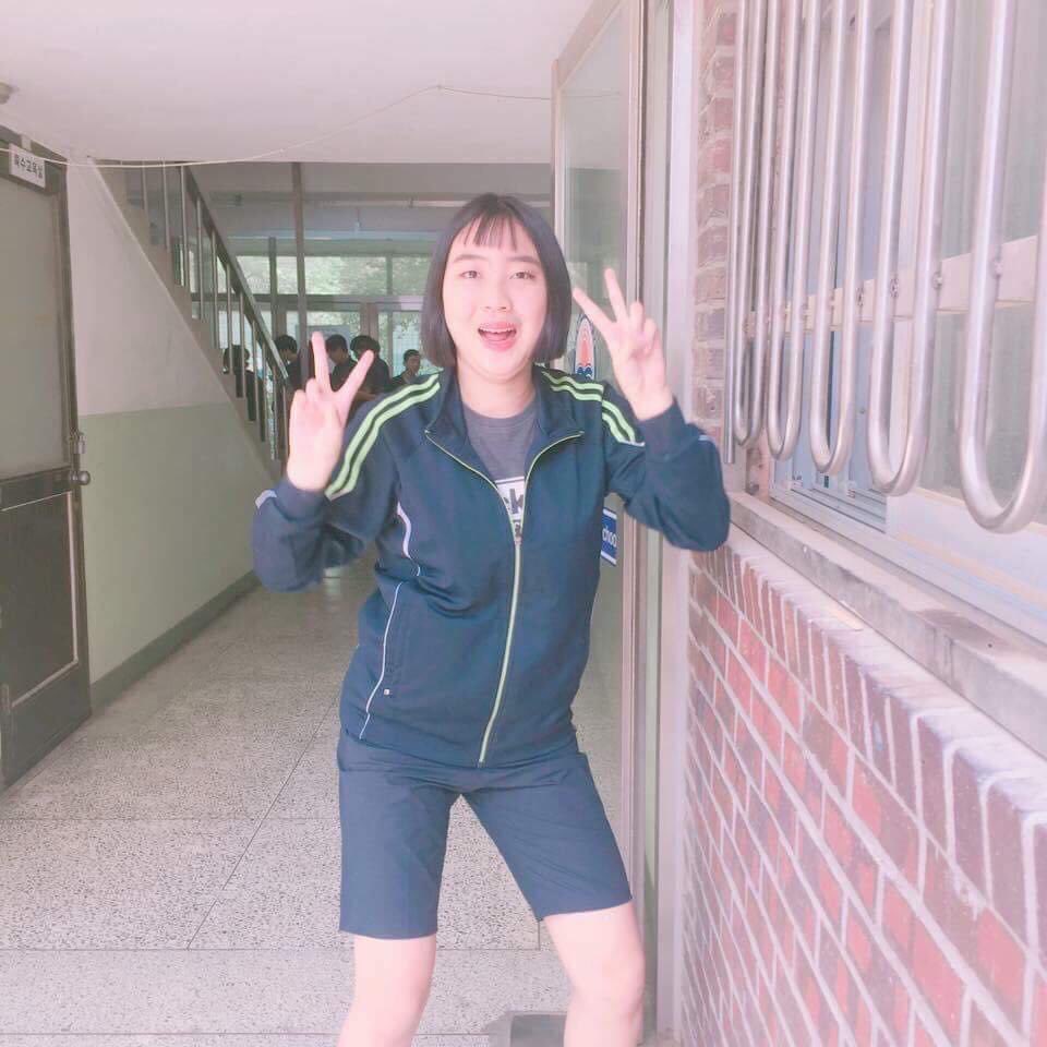 dokgodieinsaeng's tweet photo. 주방가위로 머리 자르는 행운의 중학생짤 https://t.co/G7QmAAW9BR