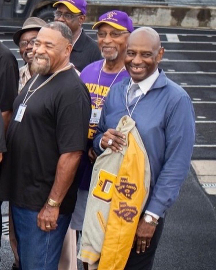 ProPanthers1999's tweet photo. Joe Williams was honored Friday night at The Lufkin Panthers football game with the Dunbar Tigers State Championship Teams.💜💛🏈 @ProPanthers1999 #JoeWilliams #DallasCowboys #NFLLegend #DunbarTigers #PVIL https://t.co/HbfimxqjIt