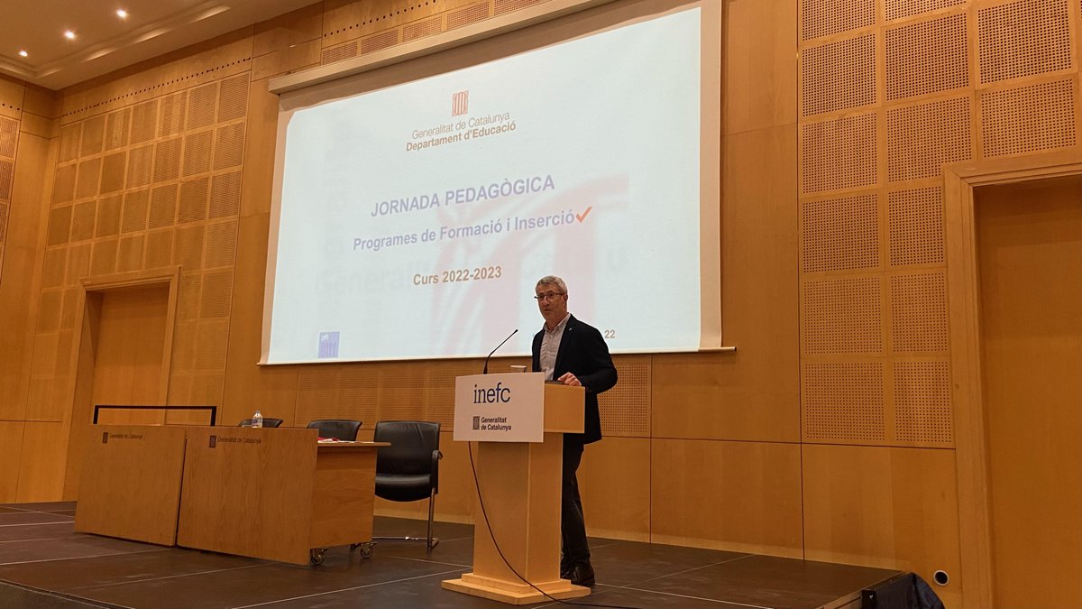 educaciocat's tweet photo. 👨‍🏫400 docents dels Programes de Formació i Inserció han participat avui en la Jornada Pedagògica PFI, que torna a ser presencial després de 2 anys de pandèmia. 

🧑‍🎓El professorat ha posat en comú idees per millorar els programes i l’atenció a l’alumnat. https://t.co/WjiJcGWgry