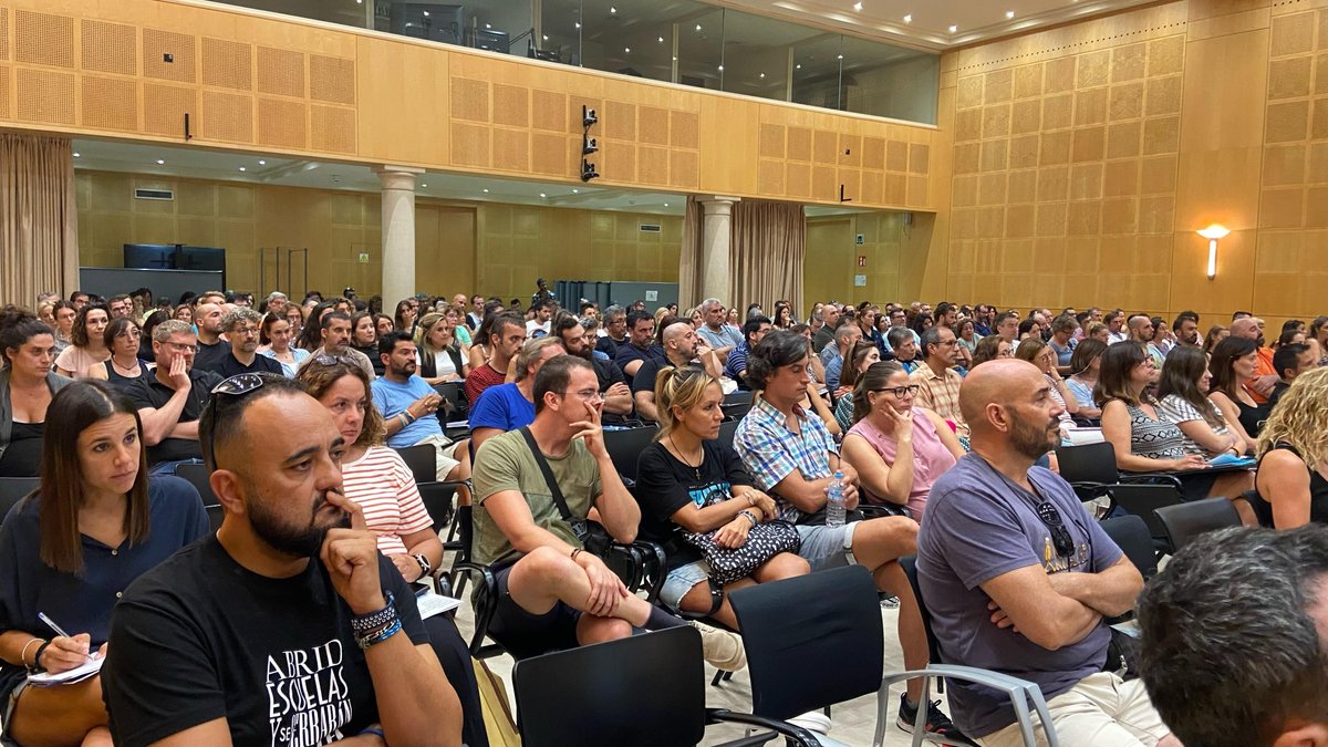educaciocat's tweet photo. 👨‍🏫400 docents dels Programes de Formació i Inserció han participat avui en la Jornada Pedagògica PFI, que torna a ser presencial després de 2 anys de pandèmia. 

🧑‍🎓El professorat ha posat en comú idees per millorar els programes i l’atenció a l’alumnat. https://t.co/WjiJcGWgry