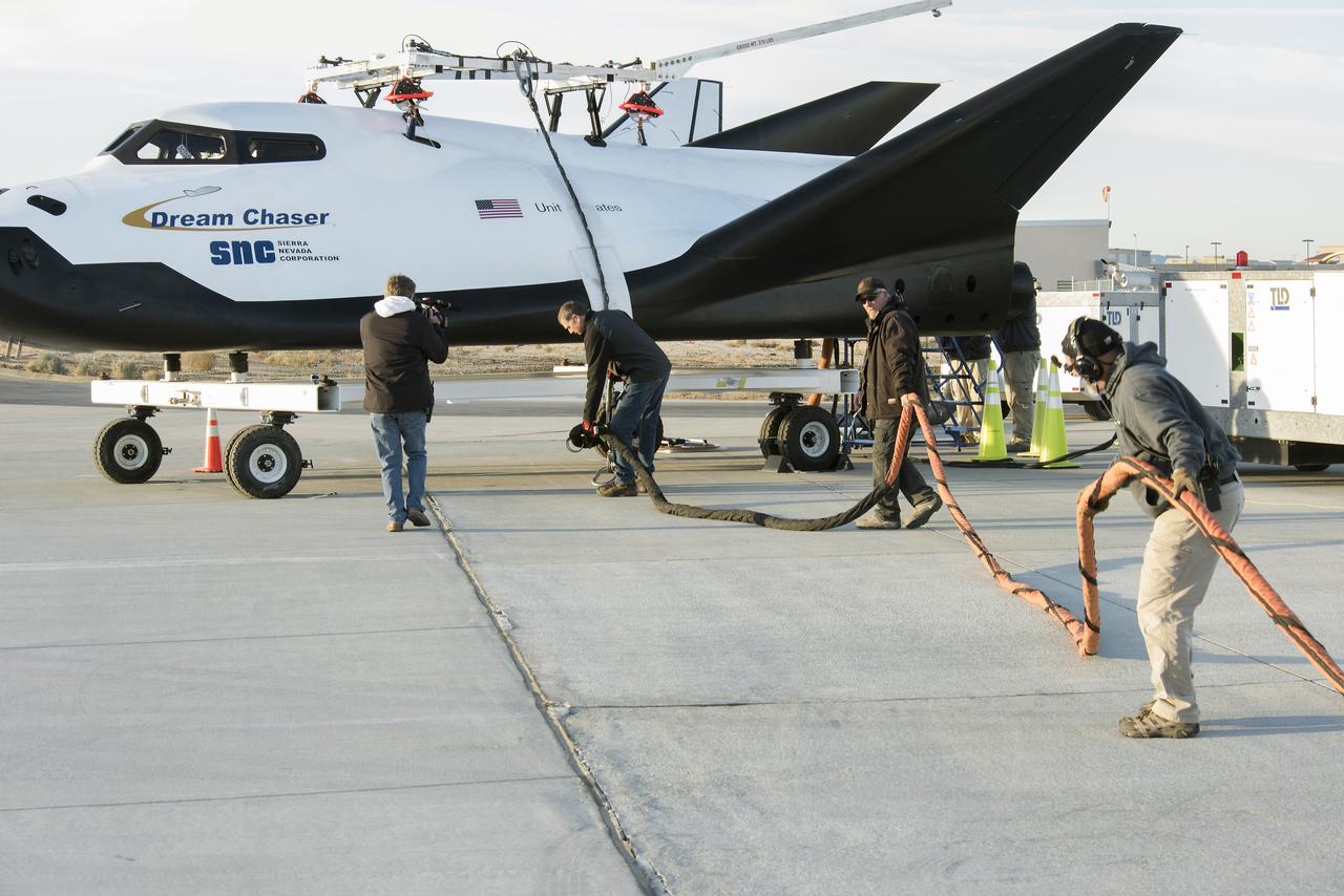 Sierra Space on Twitter: "#SierraSpaceHistory | Dream Chaser crew attached  wires that would be used by a helicopter to pick it up from @NASAArmstrong  Flight Research Center in California in preparation for