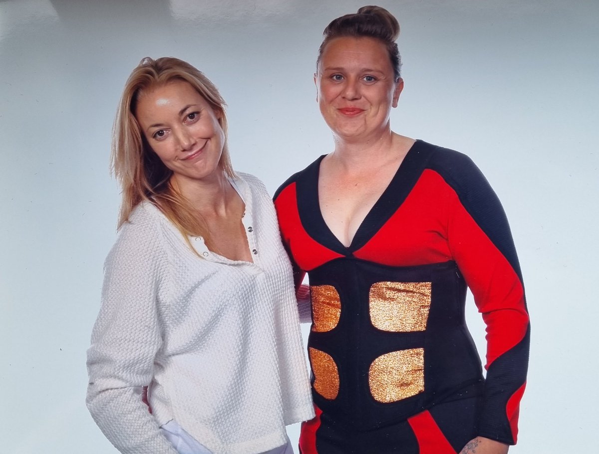 Cadienella's tweet photo. Well @BaronDestructo Finally got to show up at @FanFusionUK with my 2nd Android cosplay &amp; got to show it to @ZoiePalmer 
Was an awesome weekend!
My brother made me a double sided blink drive and Zoie signed it!
Hopefully meet you one day and have yours on there! 😁
#darkmatter https://t.co/uScfQZHxEe