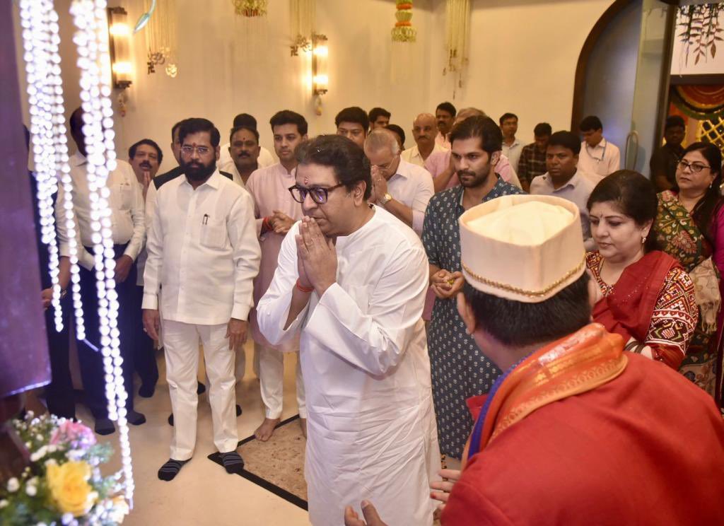 rajupatilmanase's tweet photo. आज सन्माननीय पक्षप्रमुख श्री.राजसाहेब ठाकरे यांच्यासमवेत मा. मुख्यमंत्री एकनाथजी शिंदे साहेब यांच्या ‘वर्षा’ या शासकीय निवासस्थानी जाऊन गणपतीचे दर्शन घेतले.
#RajThackeray #MNS https://t.co/akEmOMx1H1