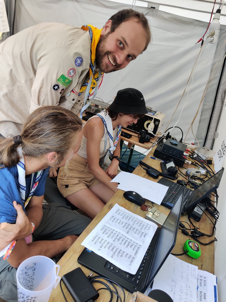 ok1raj's tweet photo. Na srpnovém středoevropském jamboree v Praze se nám podařilo se skauty postavit něco přes 150 malých elektronických výrobků a udělali jsme 351 spojení s radioamatéry. Tady je ještě jedno malé fotoohlédnutí. 🙂 https://t.co/LXle4PsHIs