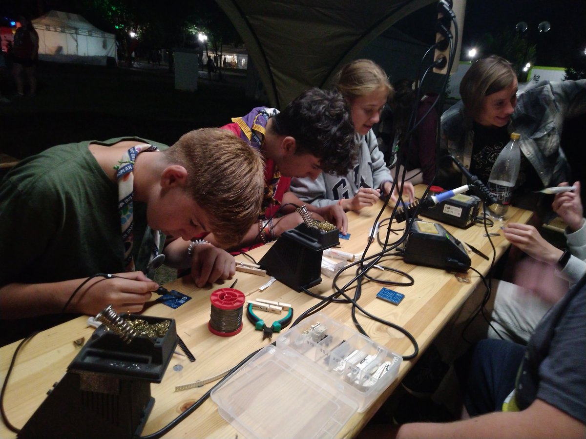 ok1raj's tweet photo. Na srpnovém středoevropském jamboree v Praze se nám podařilo se skauty postavit něco přes 150 malých elektronických výrobků a udělali jsme 351 spojení s radioamatéry. Tady je ještě jedno malé fotoohlédnutí. 🙂 https://t.co/LXle4PsHIs