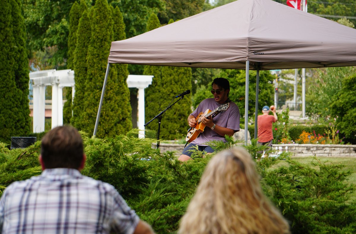 StcAlliance's tweet photo. The St. Charles Park District's Sip and Stroll is back! Enjoy live music as part of #STCjazzweekend, beautiful art, delicious drinks, and more. 

Visit https://t.co/6RE1MoAn8j to purchase tickets today 🍎🍺 https://t.co/cxNLKPkx3d