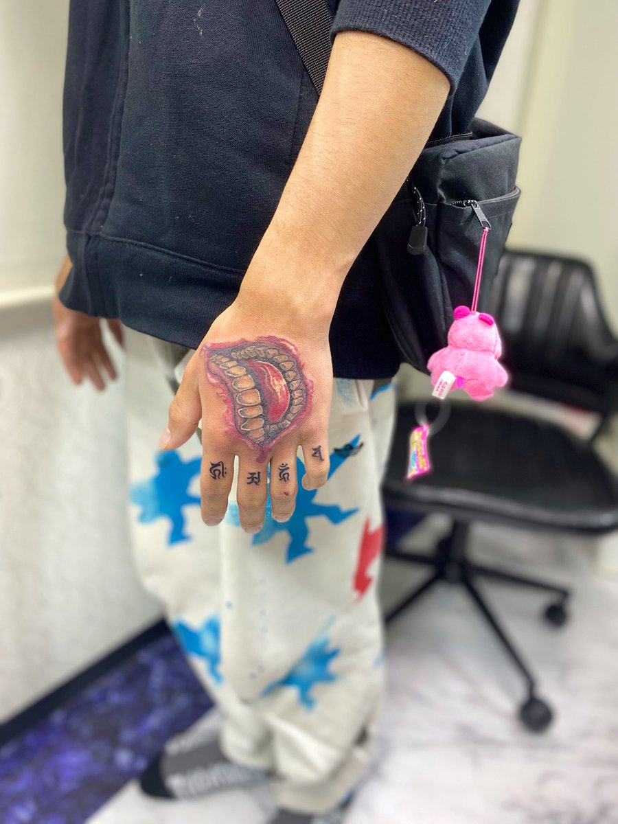 lunar_orbit2's tweet photo. #ジョーカー🙆♂️
#壁に耳あり障子にメアリー
work by @lunar_orbit
#タトゥー #刺青
#tattoo #tattooed
#洋彫り #和彫り #彫師 #刺青彫師
#タトゥー女子
#ガールズタトゥー
#レタリングタトゥー
#tattooartists #tattoostudio #tattooshop
#girlstattoos #letteringtattoos
#coveruptattoos https://t.co/mgP2jhn5cU