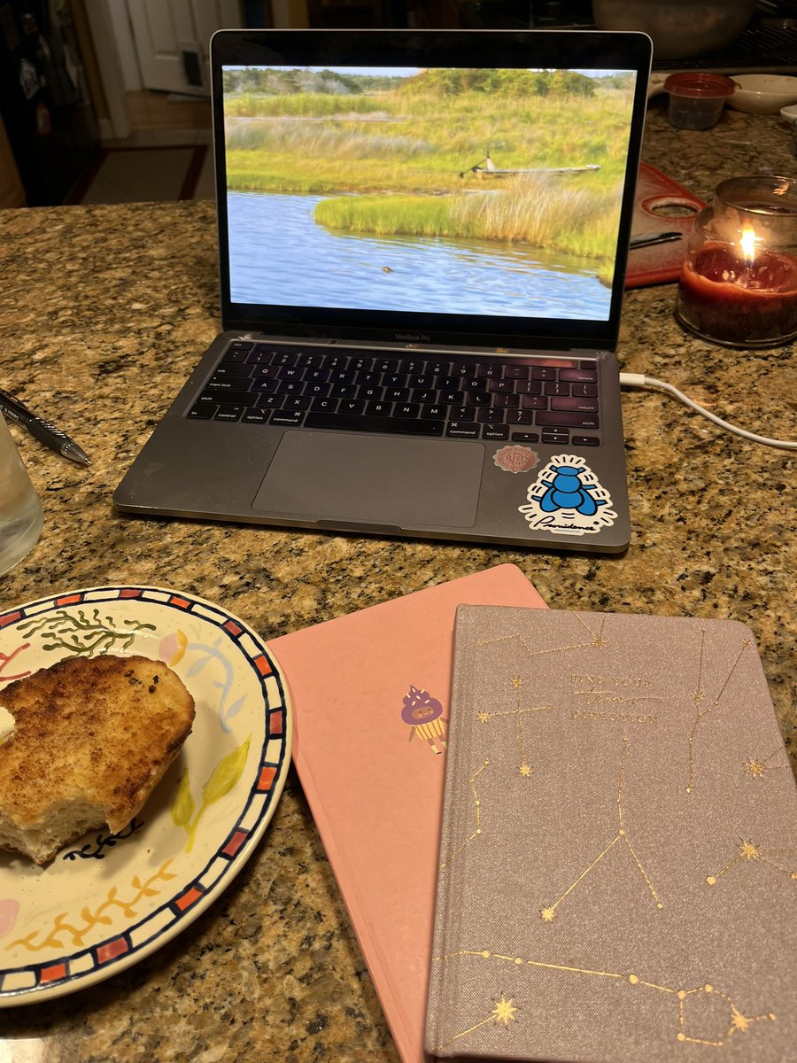 magicsfunny's tweet photo. planning + journaling + watching leigh ellexson vlogs while i eat my cinnamon sugar bagel 💘 https://t.co/JNEwvoWNWR