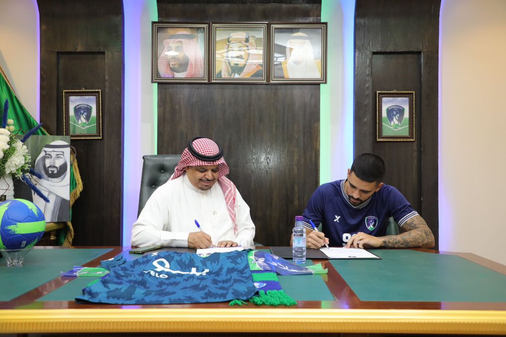 alshullaclub's tweet photo. 📸| لقطات مصورة من مراسم التوقيع مع اللاعب كارلوس هنريكي بحضور رئيس مجلس الإدارة أ. فهد بن عبدالله الطفيل https://t.co/PHDgvA6HVW