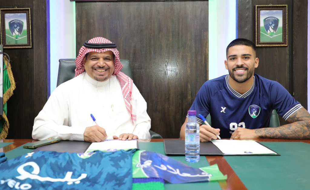 alshullaclub's tweet photo. 📸| لقطات مصورة من مراسم التوقيع مع اللاعب كارلوس هنريكي بحضور رئيس مجلس الإدارة أ. فهد بن عبدالله الطفيل https://t.co/PHDgvA6HVW