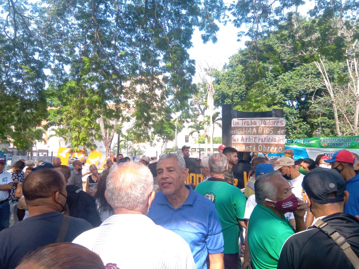 #Nacional #6Sep Desde la Plaza Altagracia hasta la Inspectoría del Trabajo en Barquisimeto, el Movimiento Sindical Larense salió a marchar por mejoras salariales a propósito del día del empleado público. Vía @movinotinto