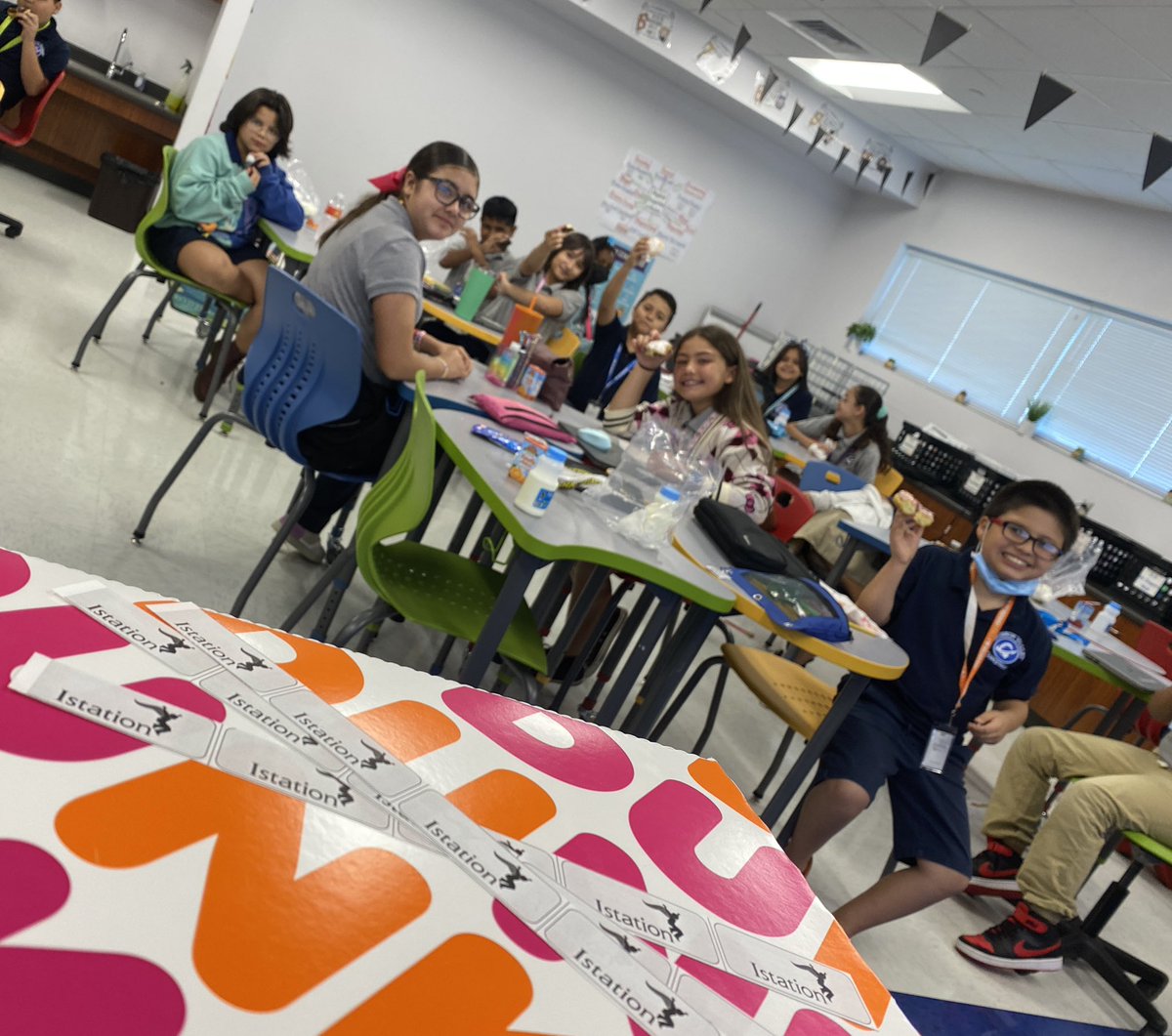 JChaparroMV's tweet photo. Celebrating I-Station growth with our monthly donut party!! Way to go 5-6!! @MissionValleyES https://t.co/nViARXhfxA