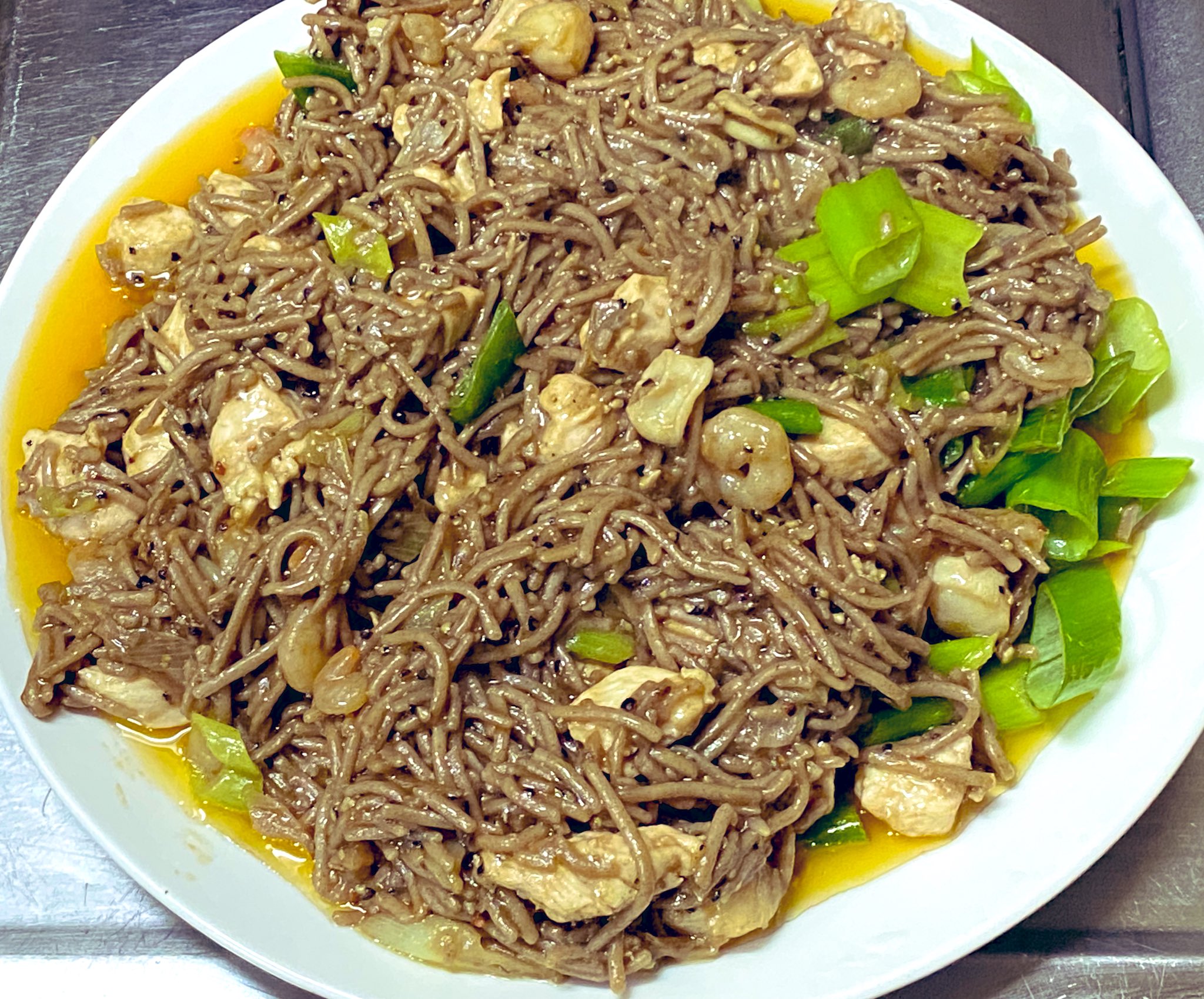 ぽかち 日本そばの中華風焼きそば そばも素麺も飽きたので新しい味にに挑戦 茹でた日本そばを醤油と酒 オイスターで味付け 隠し味に塩 砂糖 黒胡椒 胡麻油 ラー油 材料は鶏肉 シーフード ネギ 薄味で作って味調整したのが吉 そば T Co