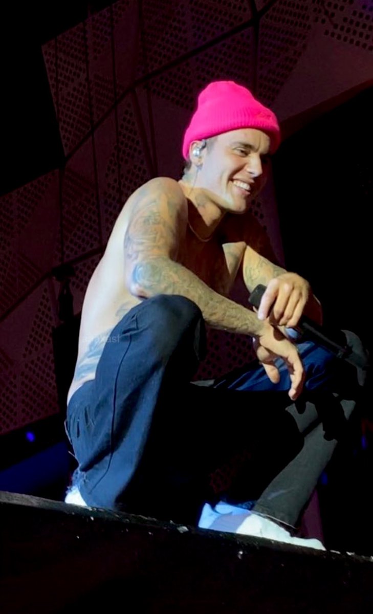 drewstante's tweet image. justin bieber entregou tudo no rock in rio mesmo estando em um nível grande de exaustão, vocês sabem o ídolo que tem, ele se doa ao máximo para fazer os shows, e com certeza ele deve está abalado por adiar a justice tour. não o julguem nem o ataquem, por favor