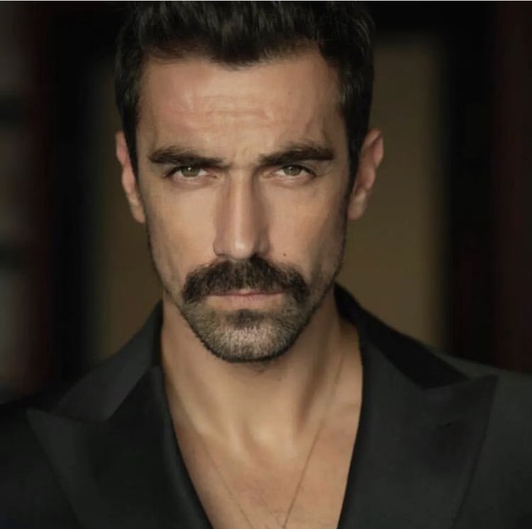 kalp_turk's tweet photo. 🪢 #İbrahimÇelikkol se convirtió oficialmente en el actor principal de la serie   #Aile 💢Familia, adaptación turca de la serie estadounidense #LosSoprano que se convertirá en la gran apuesta de Ay Yapim https://t.co/SqgZLrnGjh