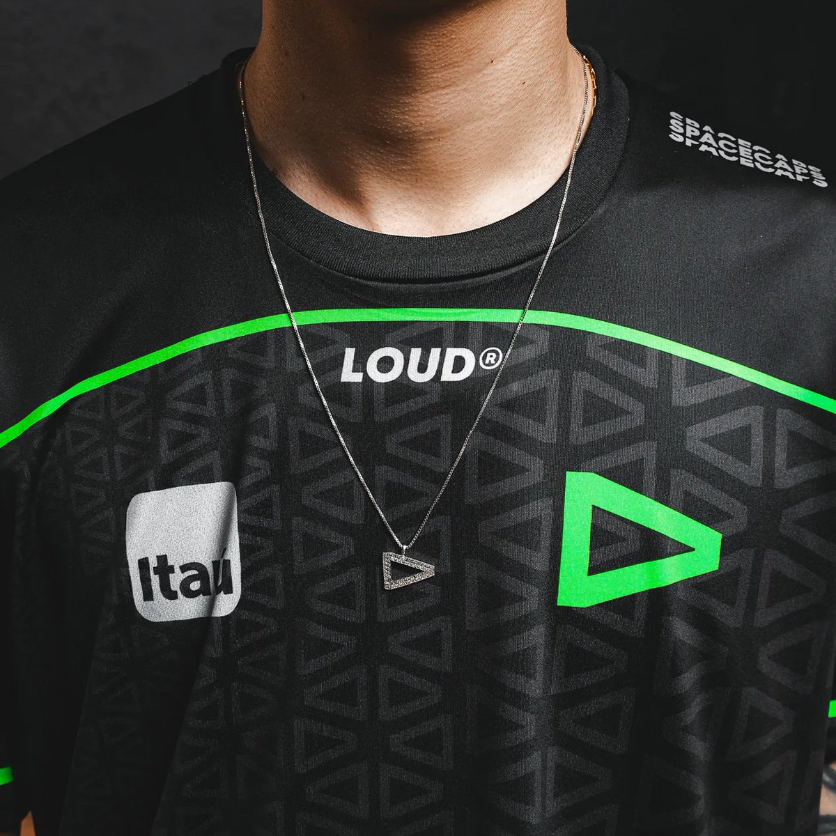 Quando ganhamos o CBLOL fiz algumas promessas kkkkkk começando a pagar então... Sorteio de 50 UNIFORMES da LOUD! - Seguir a @LOUDgg - RT nesse tweet - Resultado: 21/09