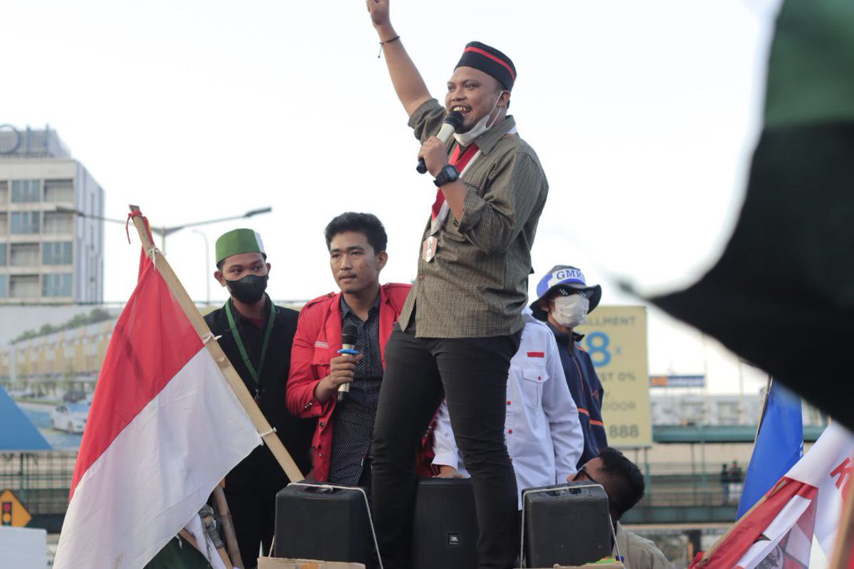 mas_triadhianto's tweet photo. Tadi sore menemui para mahasiwa, InsyaAllah apa yg menjadi aspirasi teman2 Mahasiswa segera kami sampaikan ke pusat sehingga ada solusi terbaik bagi bangsa ini. 

Terima kasih telah melaksanakan Aksi Demonstrasi dengan Damai, mohon maaf jg kpd pengendara yg mengalami kemacetan. https://t.co/GK9ga1geCO