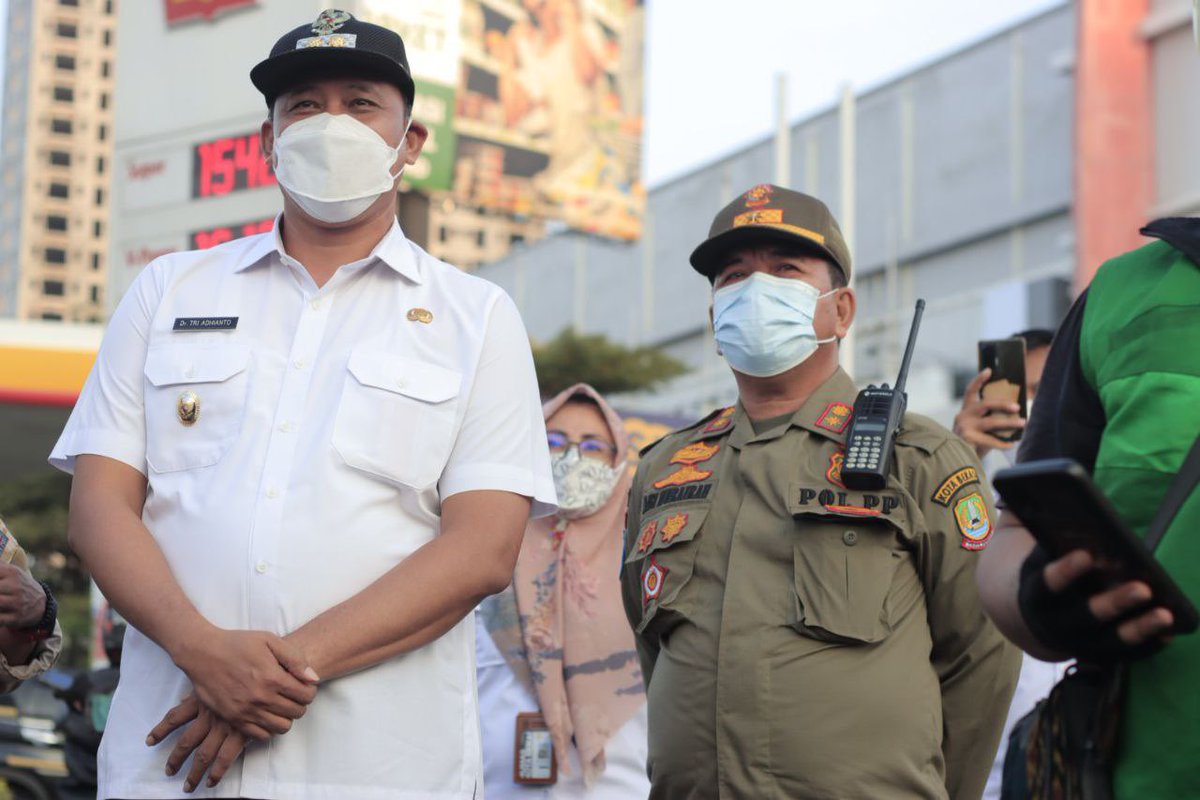 mas_triadhianto's tweet photo. Tadi sore menemui para mahasiwa, InsyaAllah apa yg menjadi aspirasi teman2 Mahasiswa segera kami sampaikan ke pusat sehingga ada solusi terbaik bagi bangsa ini. 

Terima kasih telah melaksanakan Aksi Demonstrasi dengan Damai, mohon maaf jg kpd pengendara yg mengalami kemacetan. https://t.co/GK9ga1geCO