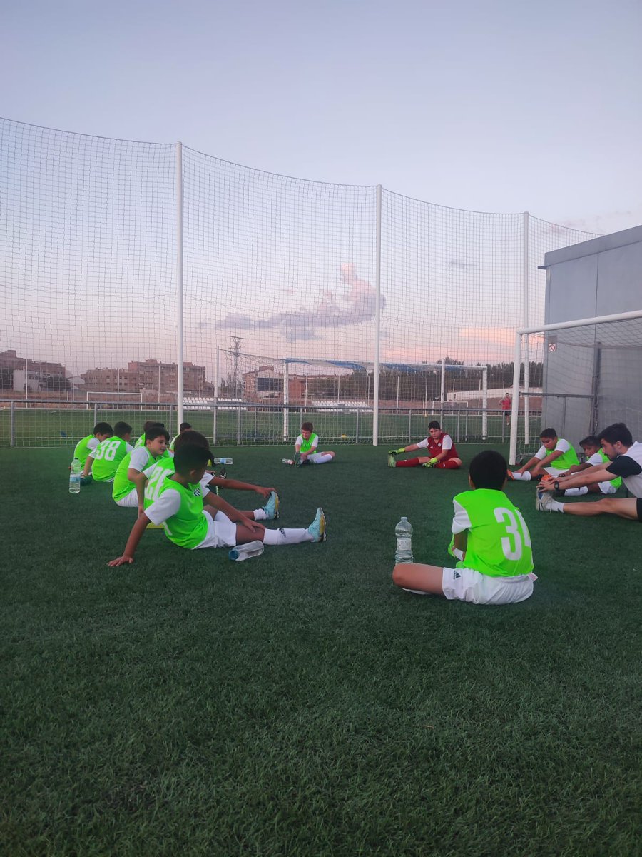 udcasetas's tweet photo. 💚Camiseta 𝑽𝒆𝒓𝒅𝒆 | 𝑮𝒓𝒆𝒆𝒏 T-Shirt
@adidas_ES 💚 

😍 Encantados de ver lo guapos que ya comienzan a lucir nuestros equipos la nueva 👕segunda equipación que será de uso exclusivo de nuestra cantera. 🚸

📸Alevín 1er año en sesión de estiramientos.

#UDCCantera https://t.co/pkoUuspZiO