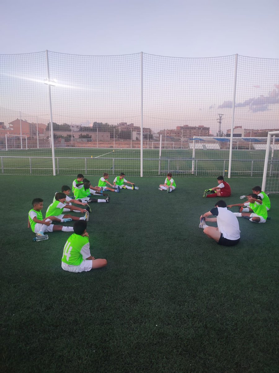udcasetas's tweet photo. 💚Camiseta 𝑽𝒆𝒓𝒅𝒆 | 𝑮𝒓𝒆𝒆𝒏 T-Shirt
@adidas_ES 💚 

😍 Encantados de ver lo guapos que ya comienzan a lucir nuestros equipos la nueva 👕segunda equipación que será de uso exclusivo de nuestra cantera. 🚸

📸Alevín 1er año en sesión de estiramientos.

#UDCCantera https://t.co/pkoUuspZiO