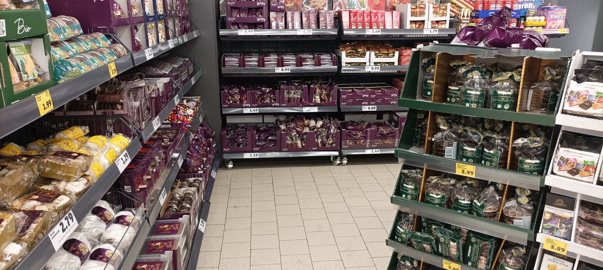 Blasted1993's tweet photo. Wenn ich die Weihnachtssachen am 6.9. schon sehe bekomm ich nen Anfall #kommnichtklar https://t.co/sVK1hwByNb