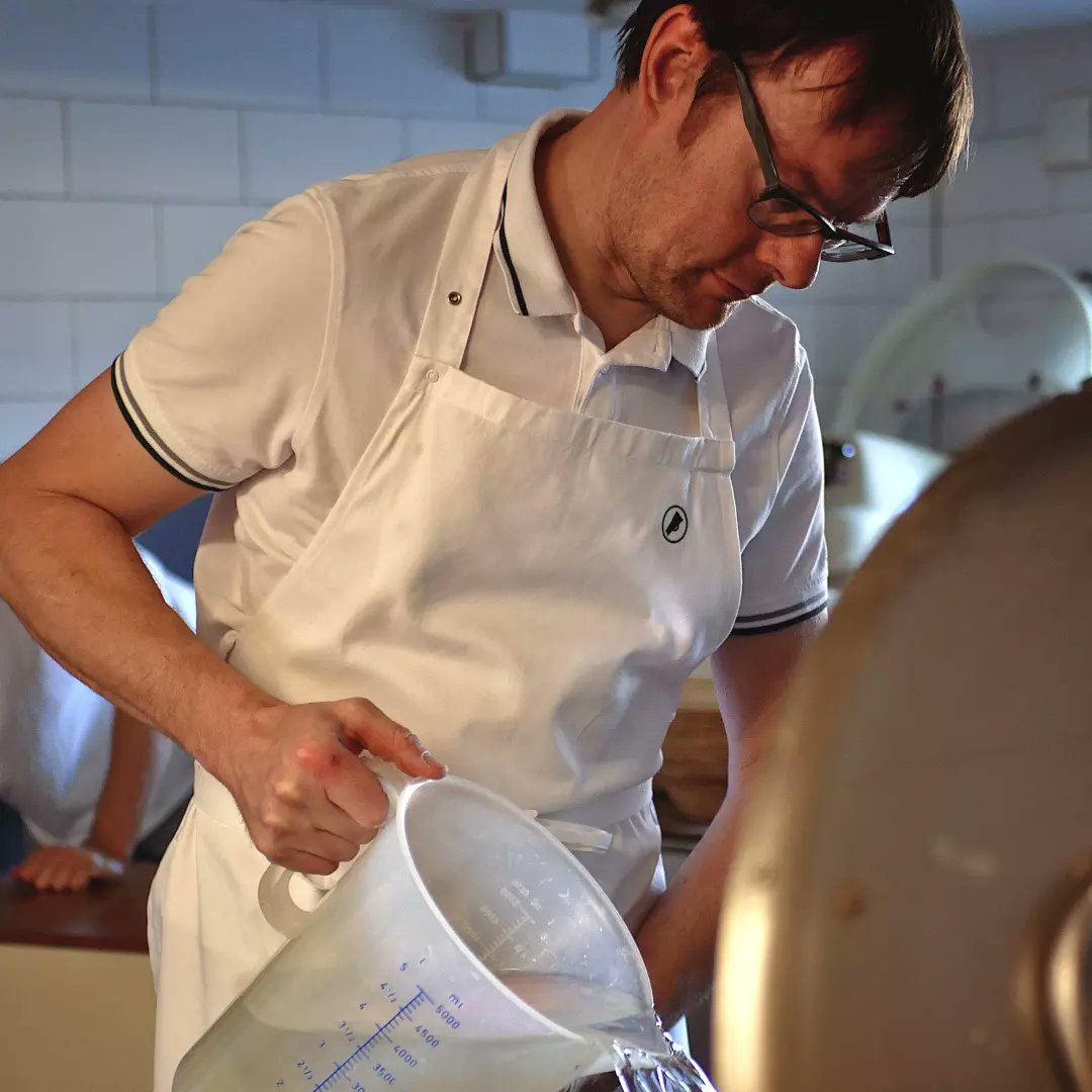 labaladen's tweet photo. 🏳️ Jetzt neu: Schürze!

Backe, backe Kuchen, die @baeckerei hat gerufen. Und wir waren da - mit frischer Schürze &amp; guter Laune. 

🥨 Vielen Dank für den krossen Einblick ins krumige Handwerk mit Mehl &amp; Wasser &amp; Hand.
https://t.co/mIHsF4p9K4

#laba #görlitz #fashionweekberlin https://t.co/qB1VFhgILi