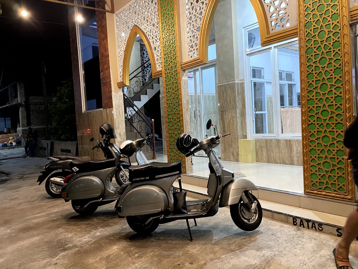 bhayu_RA's tweet photo. I'm no superhero, sometimes I need to take time off to get inspired and sometimes I just need to live.
I'm human too.
#P150X
#selasavespa
#vespa https://t.co/ddyhWKWI1o