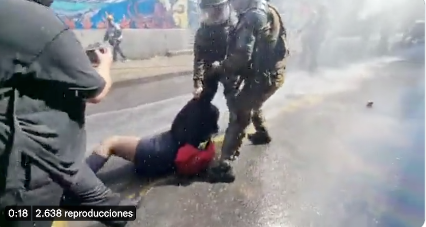 rocanrolear_'s tweet photo. Esto está pasando ahora en el centro de Santiago y es inaceptable, POR FAVOR. Mujeres adolescentes siendo arrastradas, gaseadas por carabineros con una violencia brutal. https://t.co/2TU2J2wOK3