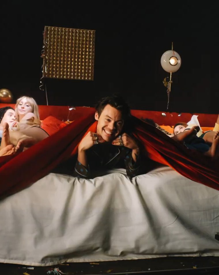 hstylespics's tweet photo. Harry for 'Late Night Talking' Behind the Scene https://t.co/j0uHEGAHw6