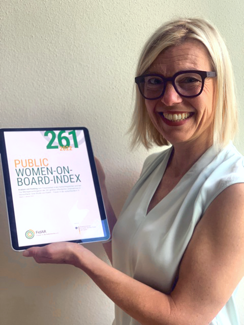 FidAReV's tweet photo. Wie steht’s um die #Gleichstellung in öffentlichen Unternehmen? FidAR-Vize-Präsidentin Prof. Dr. Anja Seng (@FomProf) hält die Ergebnisse unseres Public #WoBIndex heute schon in Händen – ab morgen auch für Sie unter https://t.co/4b9OV03kDp und auf Twitter.
#FraueninFührung https://t.co/CzbUcKSnOp