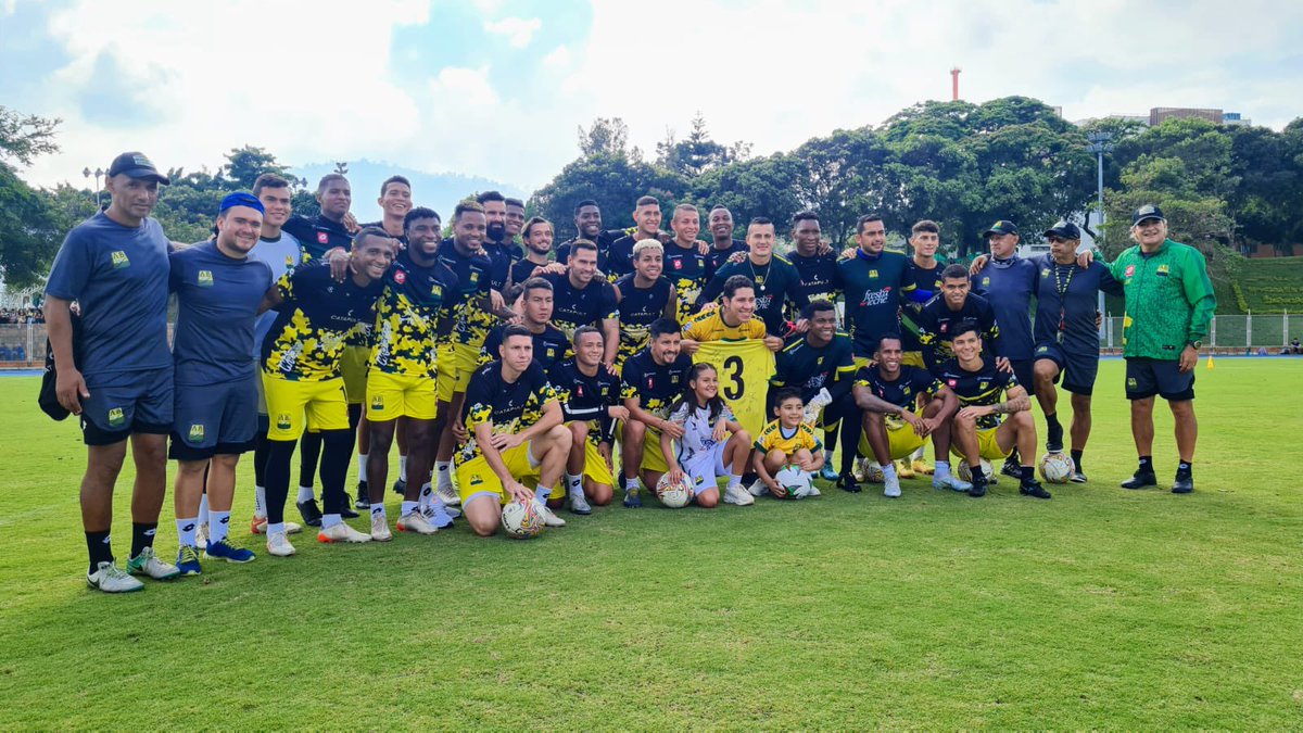 Cxcleopardotv's tweet photo. El #Leopardo premio la lealtad de estos #HinchasDelLeopardo que pudieron hacer parte del entrenamiento del equipo hoy en las instalaciones de la @UIS 

#SomosSantander #Bucaramanga #Leopardo #AB 

📸 Imágenes @UIS https://t.co/MPf05004hr
