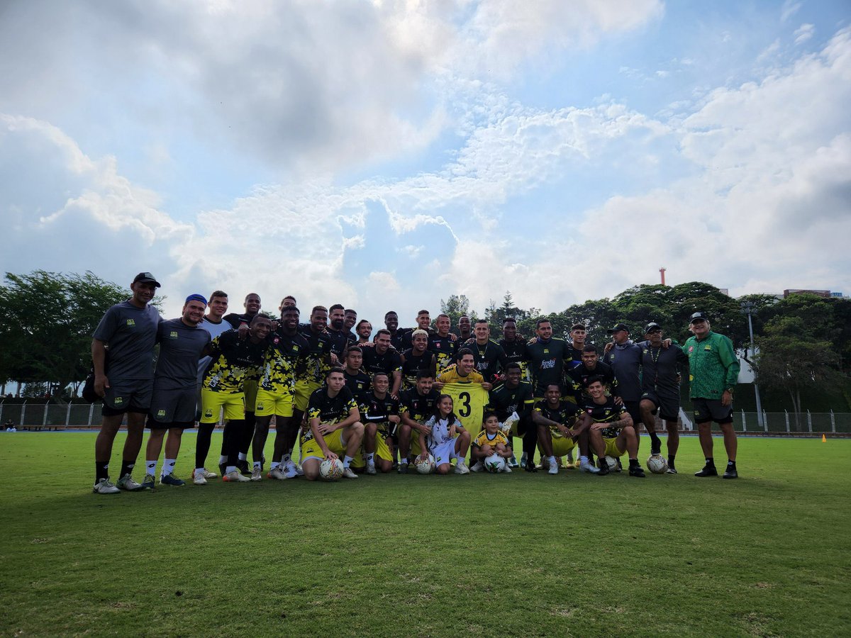 Cxcleopardotv's tweet photo. El #Leopardo premio la lealtad de estos #HinchasDelLeopardo que pudieron hacer parte del entrenamiento del equipo hoy en las instalaciones de la @UIS 

#SomosSantander #Bucaramanga #Leopardo #AB 

📸 Imágenes @UIS https://t.co/MPf05004hr