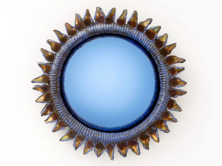 interencheres's tweet photo. Un rare #miroirsorciere de #LineVautrin en talosel teinté bleu indigo a été découvert au hasard d’un inventaire. Il sera vendu aux #enchères par @ActeonSenlis avec une estimation de plus de 25 000€.

A lire sur le #MagazineDesEnchères
▶️https://t.co/QOsxWxpICb

#Annees50 #Design https://t.co/I9l8VTWBMK