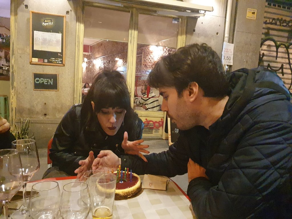 Foto inédita de cuando <a href="/Yandrakes/">Yandrakes</a> y yo soplamos velas juntitos en una tarta de <a href="/Pacog88YT/">Pacog88YT</a> y hacía mucho viento.