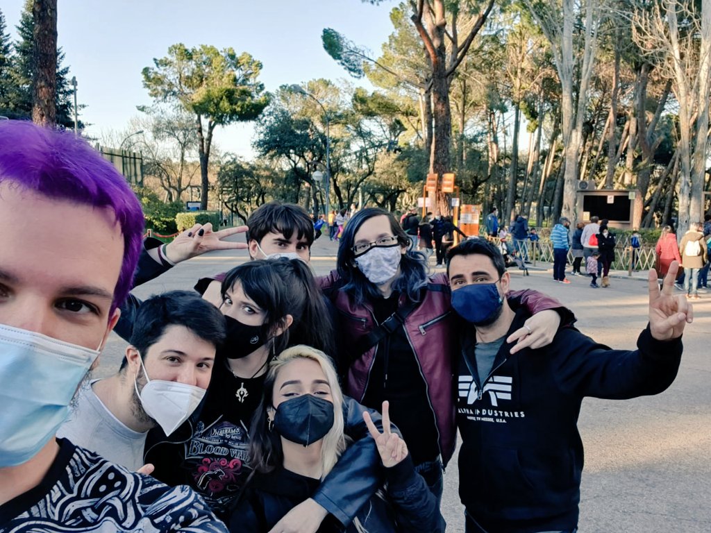 El pelo morado en primer plano de <a href="/Gazpachette/">Enrique Kuc Garcia</a> en un día en el que esta gentuza fue al Parque de Atracciones.