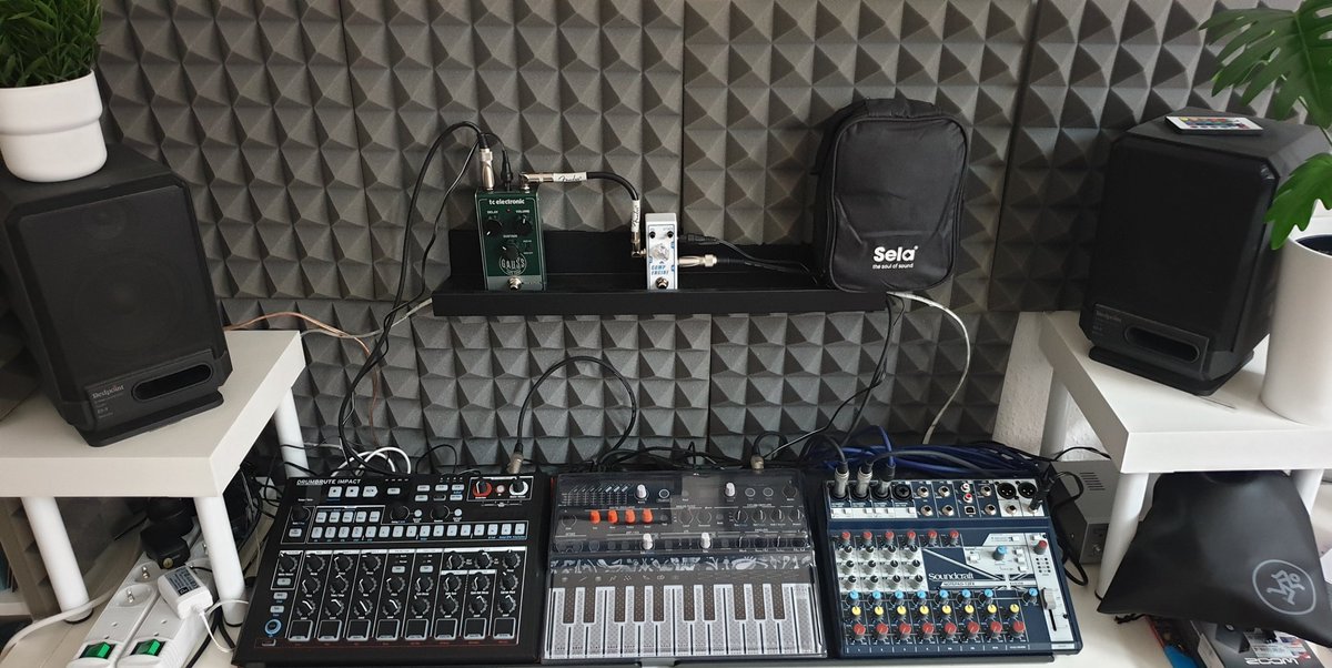 Twin2kSebastian's tweet photo. #Studioupdate:
More #plants, more #acousticinsolation and a #decksaver for the #microfreak.
@Decksaver @ArturiaOfficial @SoundcraftUK @tcelectronic @Sela @ToneCity_ID @MackieGear @IKEA_Presse #lack #bräda #förenling #fejka https://t.co/7c60E1cC1S
